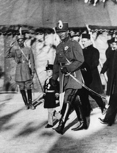 Schah Pahlavi von Persien mit seinem Sohn, dem Kronprinzen, April 1926 von Thomas E. and Horace Grant Grant