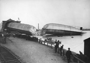 Wrack des größten Luftschiffs Großbritanniens, The Mayfly, in Barrow, 1911 von Thomas E. and Horace Grant Grant