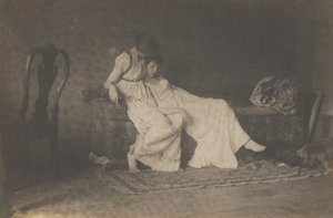 Zwei Studentinnen in klassischem Kostüm im Studio von Eakins