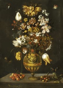 Goldene Bronzene Vase mit Blumen, Kirschen, Erdbeeren und Mandeln auf einem Tisch
