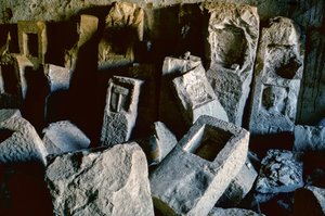 Alabastermine mit unvollendeten Steinen, Jemen (1964) von Thomas J. Abercrombie