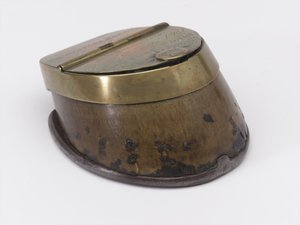 Tintenfass aus einem Pferdehuf, gehörte Captain William Tyrwhitt Drake, Royal Horse Guards, ca. 1829