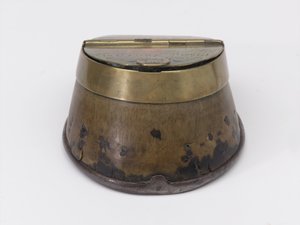 Tintenfass aus einem Pferdehuf, gehörte Kapitän William Tyrwhitt Drake, Royal Horse Guards, ca. 1829 von Thomas Lee