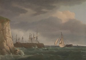 Ein Schiff läuft in den Hafen ein mit anderen Booten an einem Steg