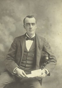 Unbetiteltes Porträt eines sitzenden Mannes, 1880-1899