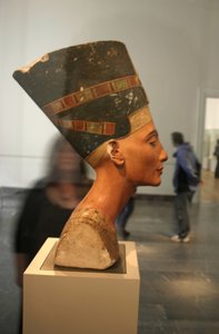 Büste der Nofretete (ca. 1370- ca. 1330 v. Chr.) Große Königliche Gemahlin (Hauptgemahlin) des ägyptischen Pharaos Echnaton. Nofretete und ihr Ehemann waren für eine religiöse Revolution bekannt. Sie begannen, nur einen Gott zu verehren, Aten, die Sonnensc von Thutmose Thutmose