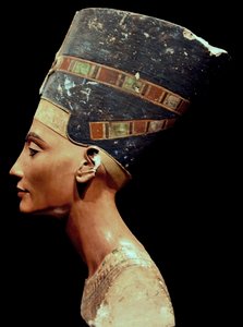 Nofretete-Büste (rechts) von Thutmose Thutmose