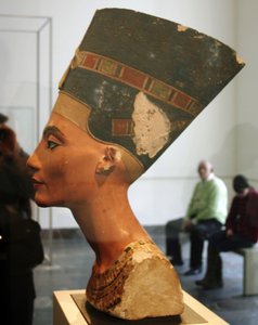 Porträtbüste der Nofretete (14. Jahrhundert v. Chr.) Königin-Gemahlin des Pharaos Echnaton im Ägyptischen Museum im Alten Museum Berlin. von Thutmose Thutmose