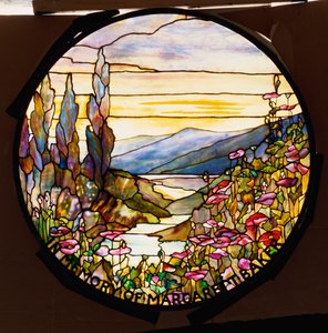 Fenster mit Sonnenuntergang und Bergen, Tiffany Studios, ca. 1900 von Tiffany Studios