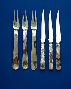 Teil eines feinen und seltenen Sets von 36 Dessertmessern und -gabeln, die punktgehämmerten Griffe eingelegt mit patiniertem Kupfer und verschiedenfarbigem Gold, mit gravierten Details von verschiedenen Blumen-, Tier- und geometrischen Designs, ca. 1880 von Tiffany and Company