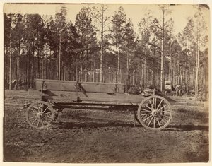 [Wagen mit länglicher Kiste, möglicherweise Gewehre transportierend] von Timothy H. O