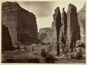 Cañon de Chelle, Wände des Grand Cañon, etwa 1200 Fuß hoch
