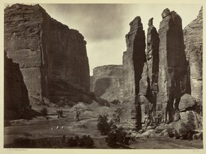 Cañon de Chelle, Wände des Grand Cañon, etwa 1200 Fuß hoch, 1873
