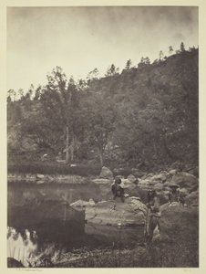 Blick auf den Apache-See, Sierra Blanca Range, Arizona, zwei Apache-Scouts im Vordergrund von Timothy O