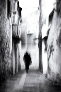Verschwommene Figur in Gasse von Tito Mindoljevic