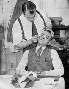 Englands Kapitän Eddie Hapgood erhält Behandlung für eine gebrochene Nase nach einem Spiel gegen Italien, 1934 von Topical Press Agency
