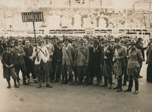 Album "MVSN- Schwarzhemden": Jäger Frosinone, bewaffnet mit einer Schrotflinte, mit zwei Offizieren der Forstmiliz in Neapel von Troncone Troncone