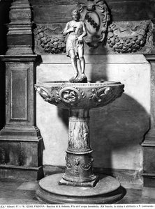 Weihwasserbecken mit einer Statuette von Johannes dem Täufer, Basilika von S. Antonio, Padua von Tullio Lombardo