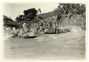 Archäologe Ugo Monneret de Villard mit einigen italienischen Soldaten auf gebrochener Stele sitzend, Axum, Äthiopien, Fotografie von Ugo Monneret de Villard