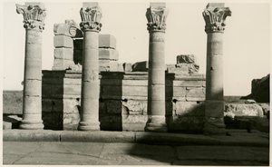 Kolonnade des römischen Nymphäums, Dendera, Ägypten, Fotografie von Ugo Monneret de Villard von Ugo Monneret de Villard