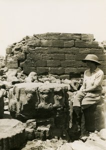 Säulenbasis mit göttlichen Figuren verziert, Großes Gehege, Musawwarat es Sufra, Sudan, Fotografie von Ugo Monneret de Villard von Ugo Monneret de Villard