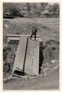 Fragment einer Stele, Axum, Äthiopien, Fotografie von Ugo Monneret de Villard von Ugo Monneret de Villard