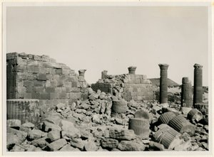 Großes Gehege, Blick auf Mauern und Säulen des Großen Tempels, Musawwarat es Sufra, Sudan, Fotografie von Ugo Monneret de Villard von Ugo Monneret de Villard