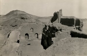 Großer Turm (Qasr) des Klosters St. Simeon, Blick auf den Durchgang vor der Ausgrabung, Assuan, Ägypten, Fotografie von Ugo Monneret de Villard von Ugo Monneret de Villard