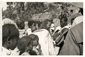 Männer, Frauen und Kinder in Axum, Äthiopien, Fotografie von Ugo Monneret de Villard
