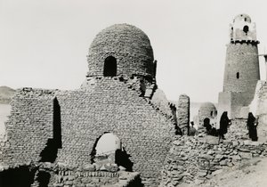 Minarett von al-Mashhad al-Bahari und Ruinen der Moschee, nahe Assuan, Ägypten, Fotografie von Ugo Monneret de Villard von Ugo Monneret de Villard