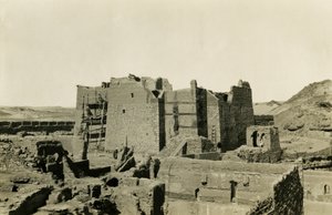 Kloster des Heiligen Simeon während seiner Restaurierung, Assuan, Ägypten, Fotografie von Ugo Monneret de Villard von Ugo Monneret de Villard