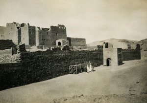 Kloster St. Simeon, von außen mit östlicher Mauer gesehen, Assuan, Ägypten, Fotografie von Ugo Monneret de Villard von Ugo Monneret de Villard
