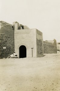 Kloster St. Simeon, Ansicht des Tores und des orientalischen Turms, Assuan, Ägypten, Fotografie von Ugo Monneret de Villard von Ugo Monneret de Villard