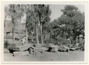 Reste von Steinplattformen, auch bekannt als Königsthrone, Axum, Äthiopien, Fotografie von Ugo Monneret de Villard von Ugo Monneret de Villard