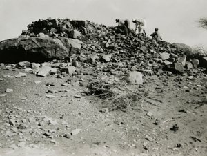 Ruinen in der Region Goz Regeb, Sudan, Fotografie von Ugo Monneret de Villard, um 1925