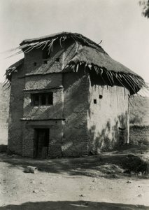 Quadratische Hütte mit Strohdach, Axum, Äthiopien, Fotografie von Ugo Monneret de Villard von Ugo Monneret de Villard