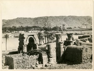 Tempel des Osiris, vor der Restaurierung, Bigeh-Insel, Ägypten, Fotografie von Ugo Monneret de Villard von Ugo Monneret de Villard