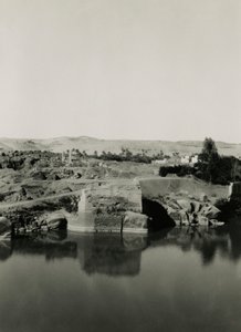 Tempelruinen auf der Insel Elephantine, mit Cleopatra-Bad im Vordergrund, Assuan, Ägypten