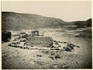 Grab in der südlichen Nekropole, Qasr Ibrim, Ägypten, Fotografie von Ugo Monneret de Villard von Ugo Monneret de Villard
