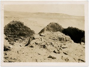 Gräber in der Nekropole, Kloster St. Simeon, Assuan, Ägypten, Fotografie von Ugo Monneret de Villard
