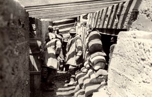 Neue italienische Schützengräben nach dem Vormarsch in österreichisches Gebiet am Stadtrand von Selz während des Ersten Weltkriegs, 04-07/1916 von Ugo Ojetti