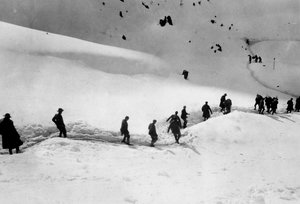 Soldaten marschieren während des Ersten Weltkriegs in Richtung Freikofel