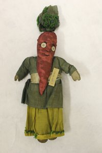 Lady Carrot Stoffpuppe, Kopf in Form einer Karotte von Una Maw