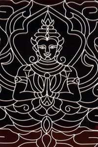 Wat Ong Teu buddhistischer Tempel. Eine Göttin schmückt ein Fenster