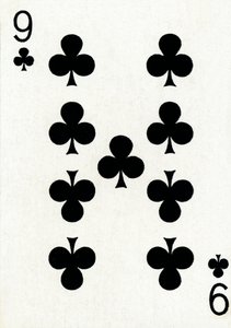 9 der Klubs aus einem Kartenspiel von Goodall & Son Ltd., ca. 1940 von Unbekannt