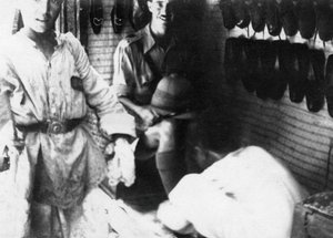 Ein britischer Offizier in einem Schuhgeschäft, Bagdad, Mesopotamien, Erster Weltkrieg, 1918 von Unbekannt