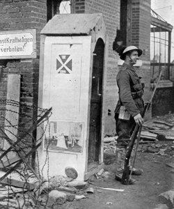 Ein britischer Soldat auf Wache nach dem Fall von Peronne, Frankreich, Erster Weltkrieg, 1917, ca. 1920