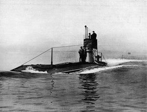Ein britisches U-Boot auf der Wasseroberfläche