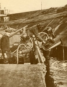 Ein Taucher mit Euphonium und Schwertern vom deutschen Kaiser versenkt in Scapa, ca. 1930
