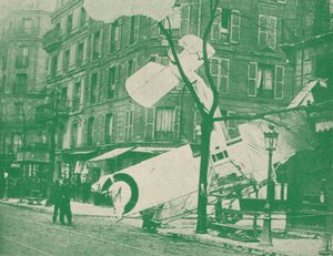 Ein französisches Flugzeug landet in einer Pariser Straße, um 1917